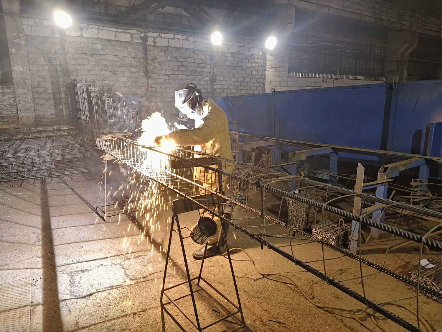 В филиале "Барановичский КЖБК" ОАО "Кричевцементноштфер" продолжается целенаправленная работа по подготовке основных рабочих профессий сварщика